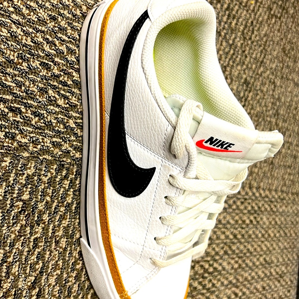 Women’s Nike sneakers. Size 7.5